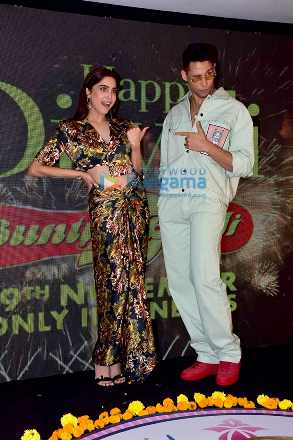 photos siddhant chaturvedi and sharvari wagh grace the song launch of luv ju from bunty aur babli 2 5