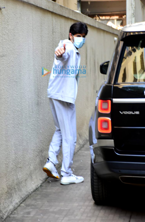 photos sidharth malhotra spotted at dharma office in bandra 2