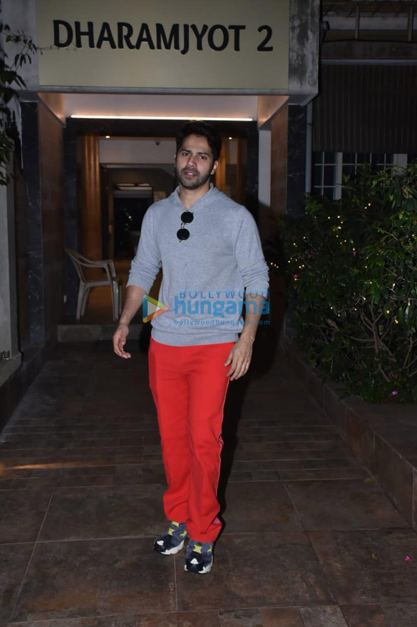 photos varun dhawan spotted at mohit suris office in bandra 4