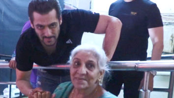 Salman Khan greets an elderly fan at the screening of Antim – The Final Truth, watch video Salman Khan greets an elderly fan at the screening of Antim – The Final Truth, watch video