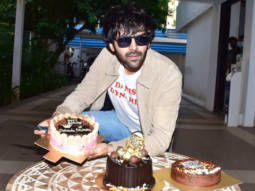 Spotted: Kartik Aaryan celebrating his Birthday at his residence