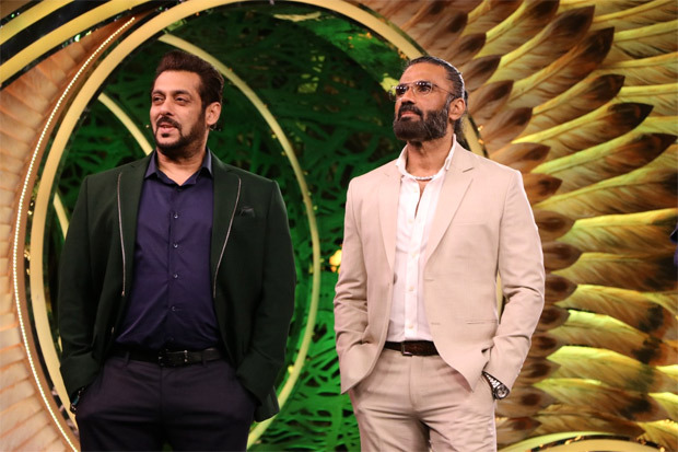 Bigg Boss 15: Salman and Suniel Shetty shake a leg on 'Haaye Hukku Haaye'; recite each other's dialogues Bigg Boss 15: Salman and Suniel Shetty shake a leg on 'Haaye Hukku Haaye'; recite each other's dialogues