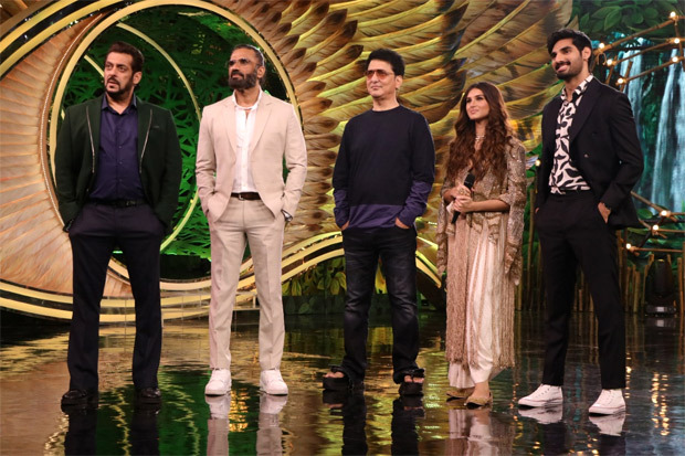 Bigg Boss 15: Salman and Suniel Shetty shake a leg on 'Haaye Hukku Haaye'; recite each other's dialogues Bigg Boss 15: Salman and Suniel Shetty shake a leg on 'Haaye Hukku Haaye'; recite each other's dialogues