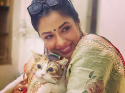 Anupamaa fame Rupali Ganguly strikes a pose with a stray cat as she wishes a ‘purrfect day’ to viewers