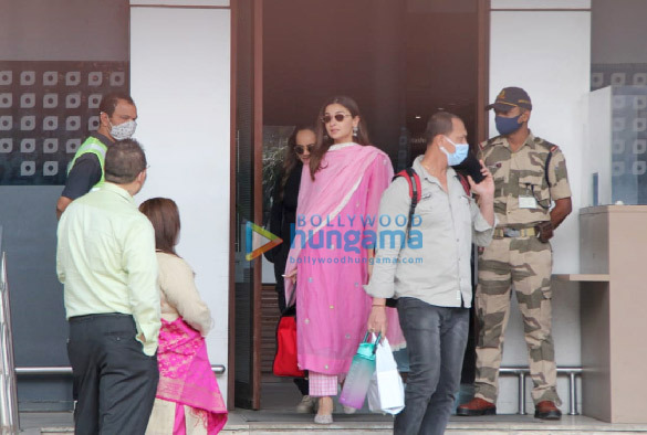 photos akshay kumar sara ali khan aanand l rai and alia bhatt spotted at kalina airport 1
