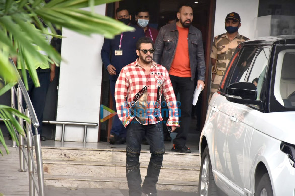 Photos: Salman Khan, Akshay Kumar, Sara Ali Khan and others spotted at Kalina airport