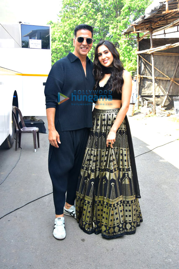 photos akshay kumar sara ali khan and aanand l rai snapped promoting atrangi re on the sets of the kapil sharma show 2