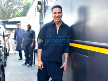 Photos: Akshay Kumar, Sara Ali Khan, and Aanand. L. Rai snapped promoting Atrangi Re on the sets of The Kapil Sharma Show