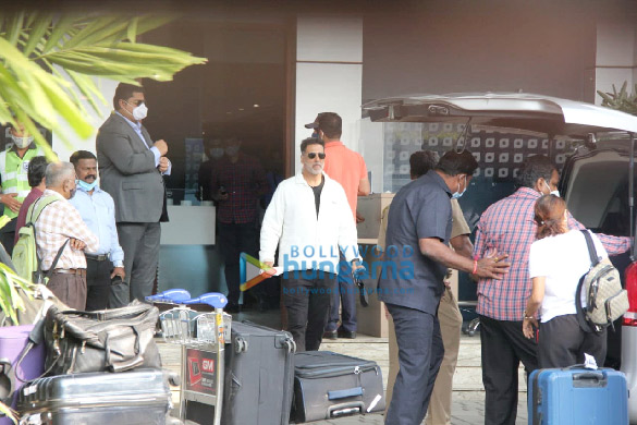 photos akshay kumar sara ali khan and aanand l rai spotted at kalina airport 5