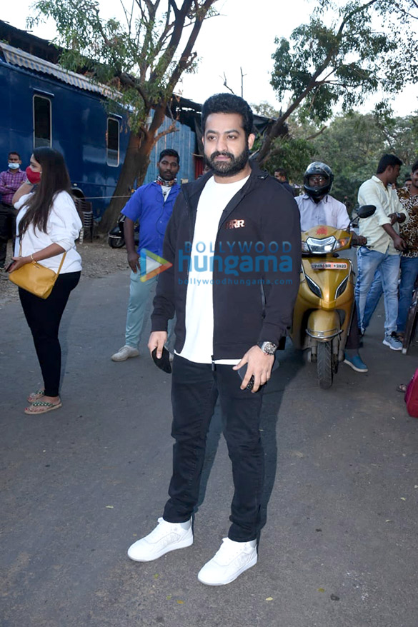 photos alia bhatt jr ntr ram charan and s s rajamouli spotted promoting rrr on the sets of bigg boss 3
