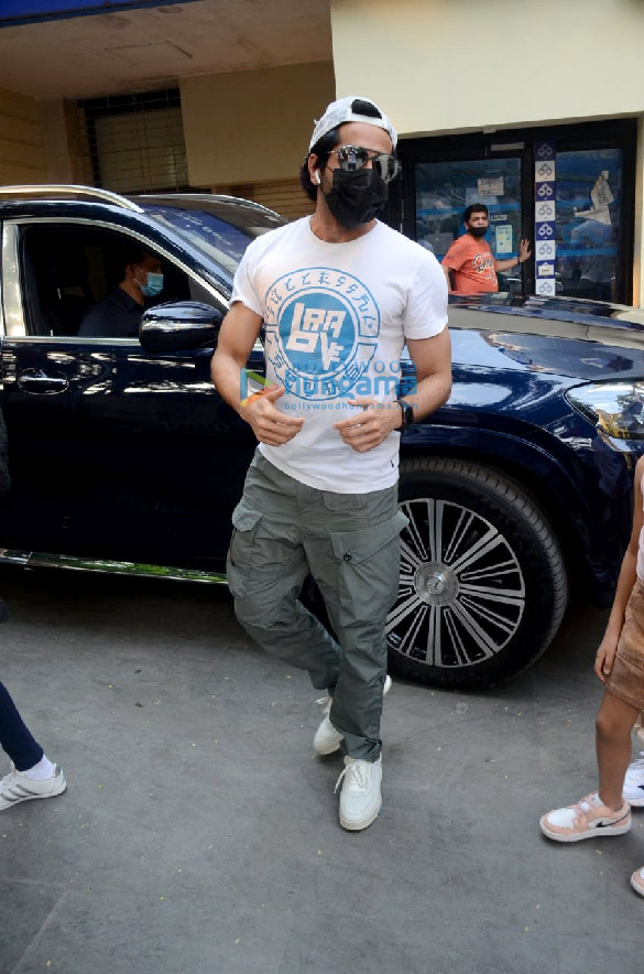 photos ayushmann khurrana snapped with family in juhu 2