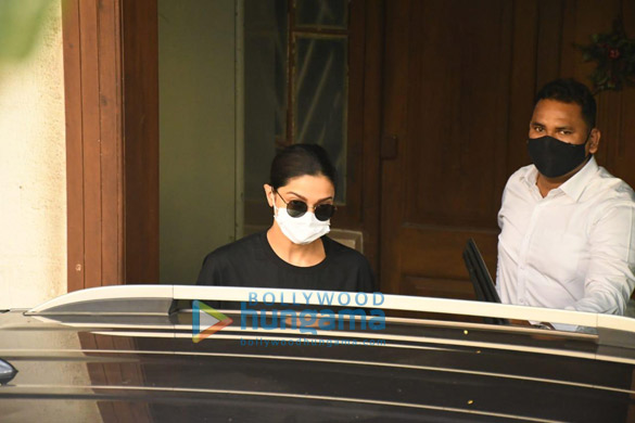 photos deepika padukone spotted at a dubbing studio in bandra 2 3