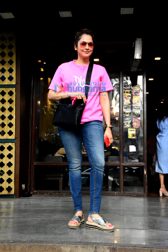 Photos: Isha Koppikar spotted at Bandra Photos: Isha Koppikar spotted at Bandra