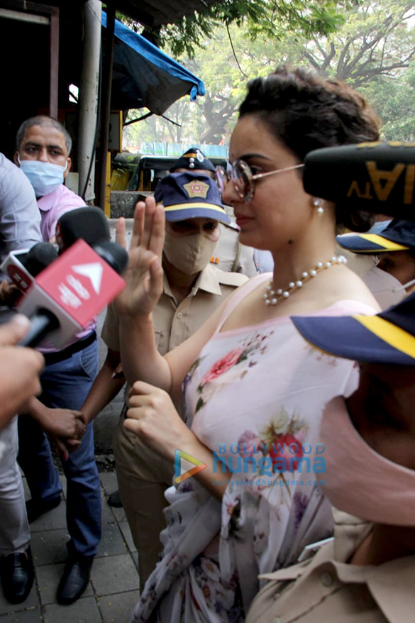 photos kangana ranaut spotted outside khar police station 2