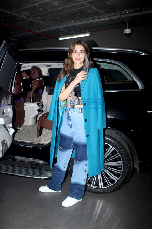 photos kriti sanon tamannaah bhatia and sonia turcotte snapped at the airport 4