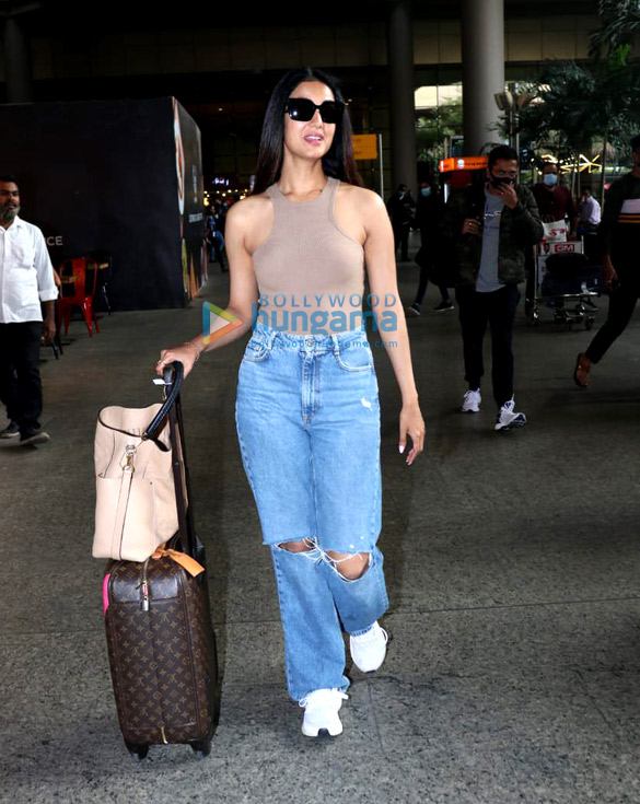 photos nora fatehi zareen khan and farhan akhtar snapped at the airport 9