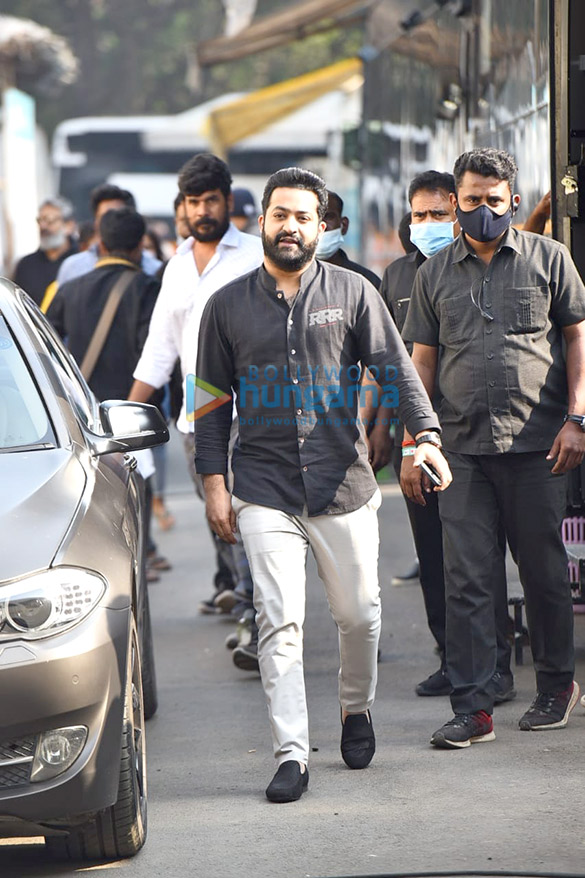 photos ram charan jr ntr and ss rajamouli spotted promoting rrr on sets of the kapil sharma show 4