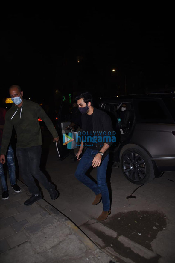 photos ranbir kapoor snapped at estella in juhu 5