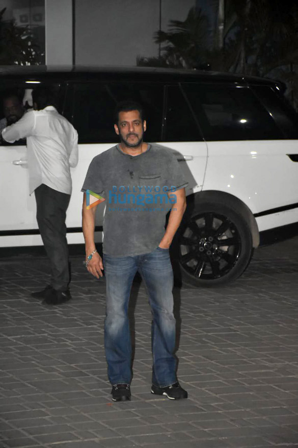 Photos: Salman Khan, Saiee Manjrekar, Aayush Sharma and others spotted at Kalina airport Photos: Salman Khan, Saiee Manjrekar, Aayush Sharma and others spotted at Kalina airport