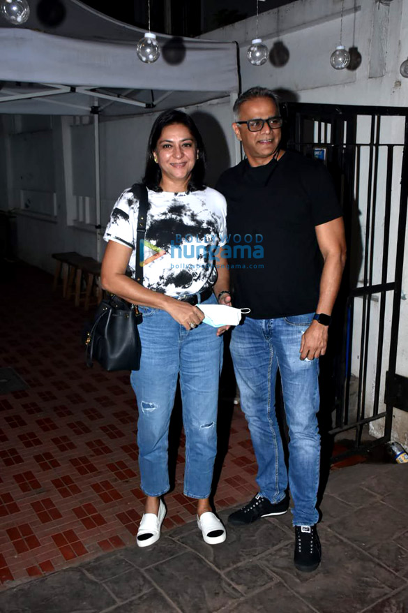 photos sanjay dutt and priya dutt spotted at mizu in bandra 4