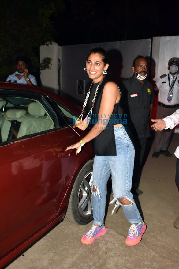 photos sara ali khan janhvi kapoor ibrahim ali khan kubbra sait and malvika raaj spotted at grand hyatt 2
