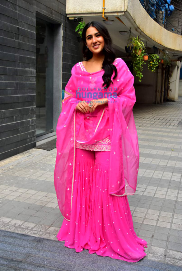 photos sara ali khan snapped promoting her film atrangi re 3