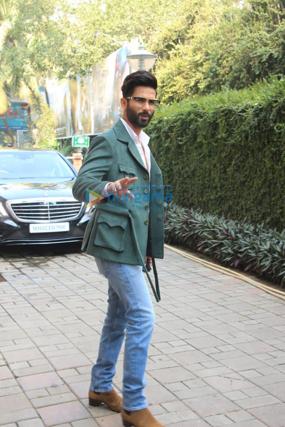 photos shahid kapoor and mrunal thakur snapped for jersey song launch 2