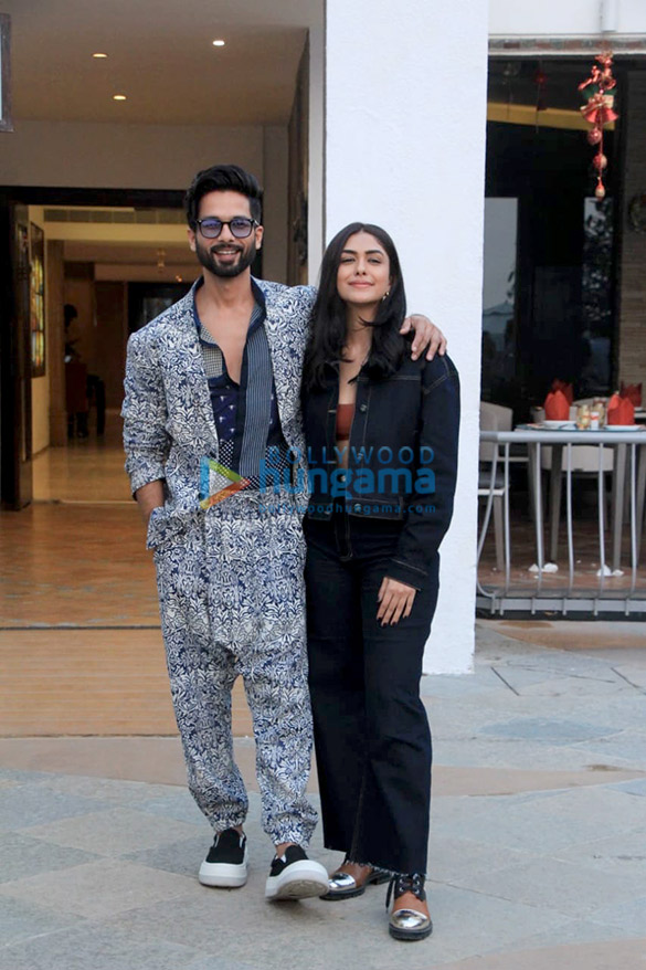 photos shahid kapoor and mrunal thakur snapped promoting their film jersey 4