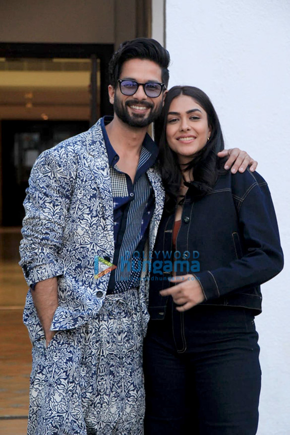 photos shahid kapoor and mrunal thakur snapped promoting their film jersey 5