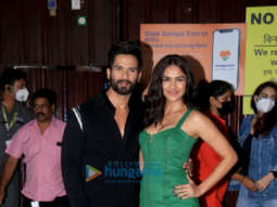 Photos: Shahid Kapoor and Mrunal Thakur spotted promoting Jersey on the sets of Bigg Boss 15