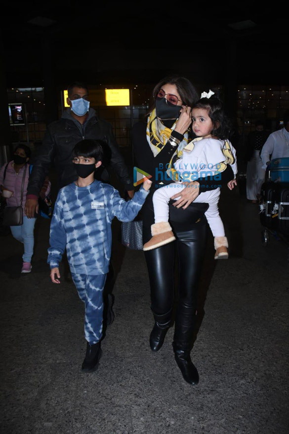 photos shilpa shetty and sonnalli seygall snapped at the airport 2