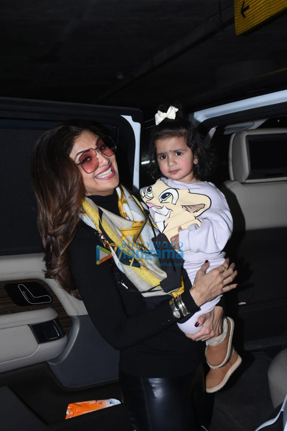 photos shilpa shetty and sonnalli seygall snapped at the airport 6