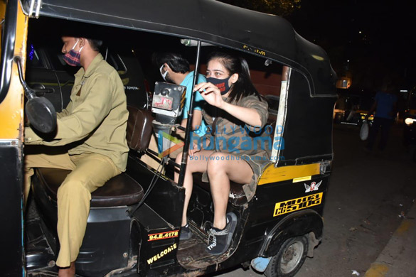 photos shruti haasan and akshara haasan snapped with friends in bandra 2