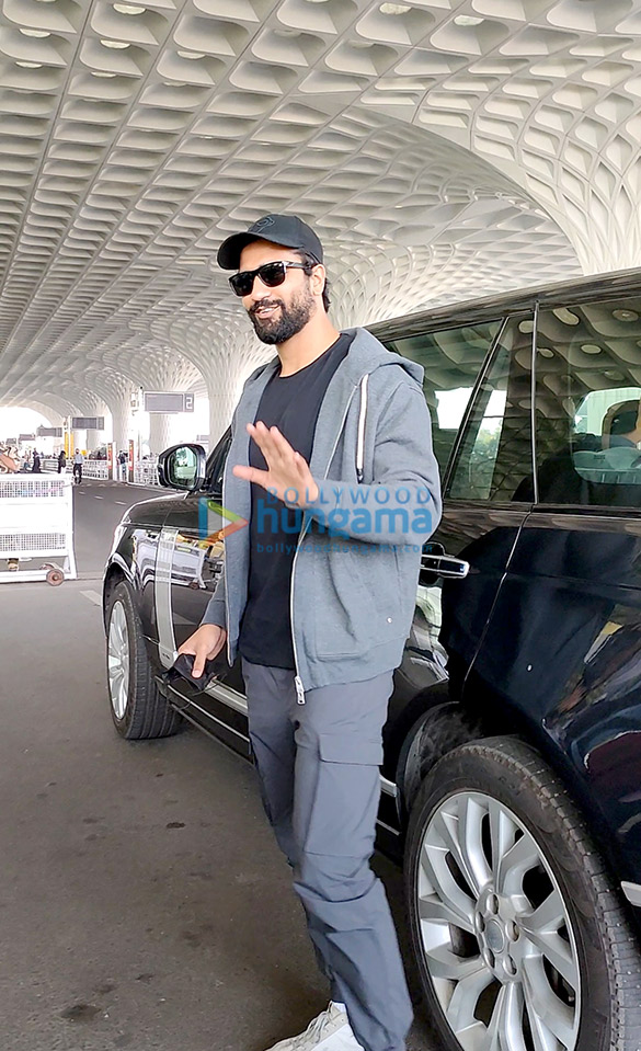 Photos: Vicky Kaushal and Poonam Pandey snapped at the airport Photos: Vicky Kaushal and Poonam Pandey snapped at the airport