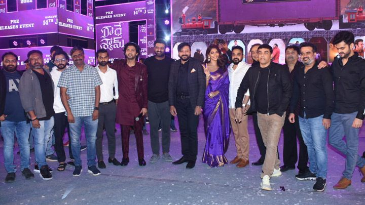 Prabhas makes fans go crazy at Radhe Shyam pre-release event | Pooja Hegde | Sachin Khedekar Prabhas makes fans go crazy at Radhe Shyam pre-release event | Pooja Hegde | Sachin Khedekar