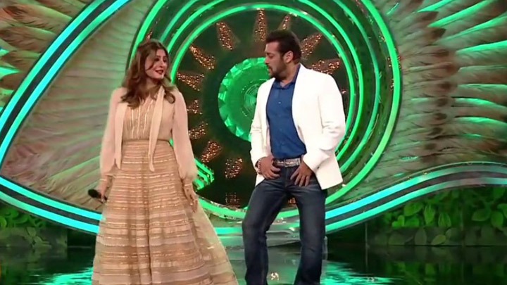 Salman Khan and Raveena Tandon Dance on ‘Aa Meri Life Bana De’ on Bigg Boss 15 Salman Khan and Raveena Tandon Dance on ‘Aa Meri Life Bana De’ on Bigg Boss 15