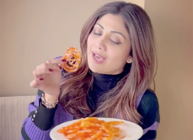 Shilpa Shetty enjoys binge-eating hot jalebis in Mussoorie, watch video Shilpa Shetty enjoys binge-eating hot jalebis in Mussoorie, watch video