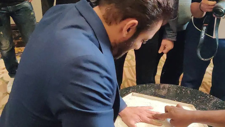 WOW- Salman Khan’s hand prints taken for the Wall of Fame at Boulevard, Saudi Arabia WOW- Salman Khan’s hand prints taken for the Wall of Fame at Boulevard, Saudi Arabia