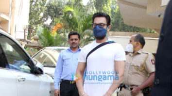 Photos: Aamir Khan spotted outside a dubbing studio in Khar
