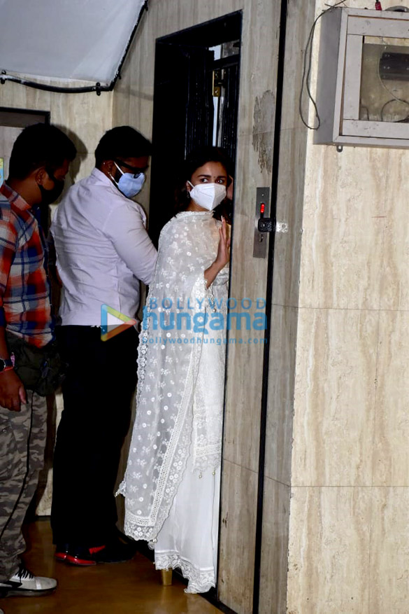 Photos: Alia Bhatt snapped at Sanjay Leela Bhansali’s office in Juhu Photos: Alia Bhatt snapped at Sanjay Leela Bhansali’s office in Juhu