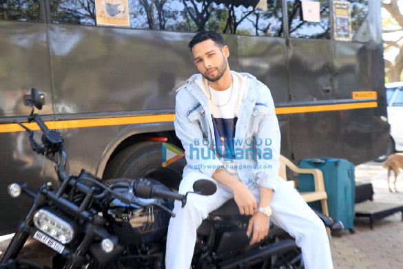 photos ananya panday and siddhant chaturvedi snapped at filmcity 1