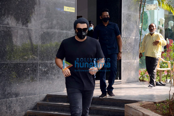 photos arjun kapoor snapped at a clinic in santacruz 1