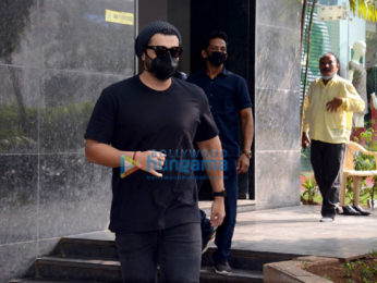 Photos: Arjun Kapoor snapped at a clinic in Santacruz