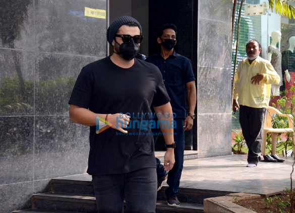 photos arjun kapoor snapped at a clinic in santacruz 2