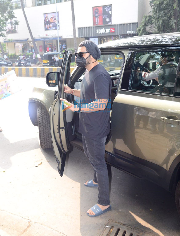 photos arjun kapoor snapped at a clinic in santacruz 4