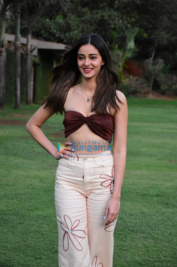 photos deepika padukone siddhant chaturvedi ananya panday and shakun batra snapped promoting their film gehraiyaan at taj lands end 8