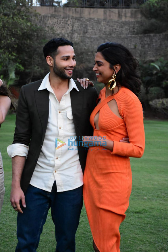 photos deepika padukone siddhant chaturvedi ananya panday and shakun batra snapped promoting their film gehraiyaan at taj lands end 9