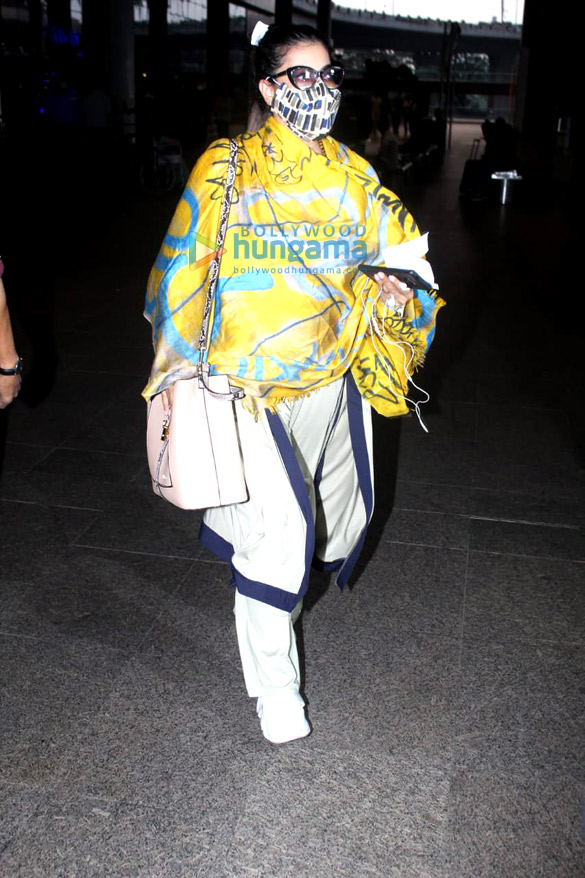 photos ishaan khatter ananya panday kajol and others snapped at the airport 2