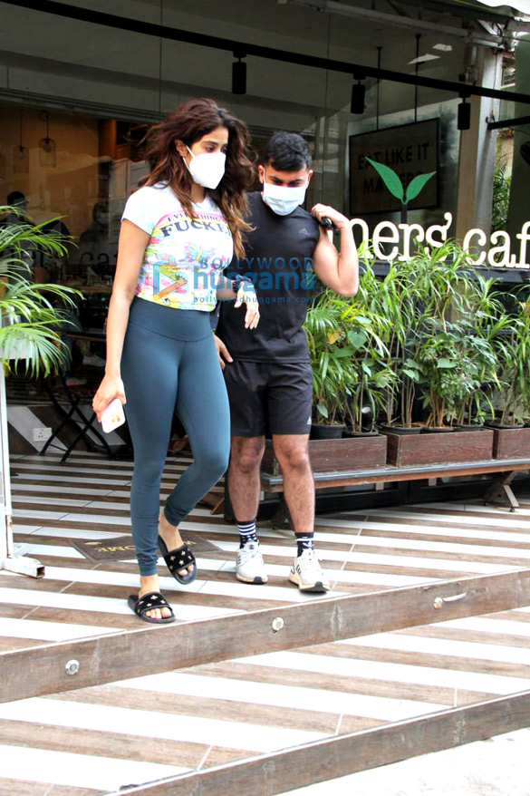 Photos: Janhvi Kapoor spotted at Farmers’ Cafe in Bandra Photos: Janhvi Kapoor spotted at Farmers’ Cafe in Bandra