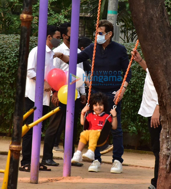 photos jeetendra spotted playing with his grandson in juhu 2